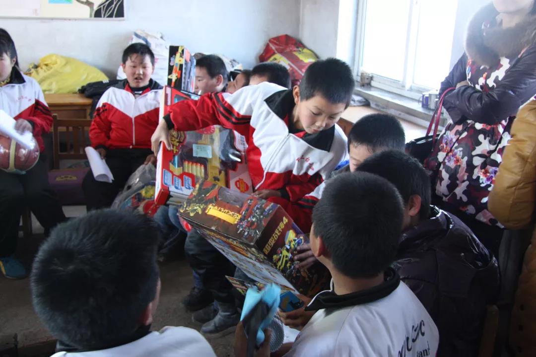 林鳳裝飾援助月亮小學(xué) 林鳳裝飾援助月亮小學(xué)