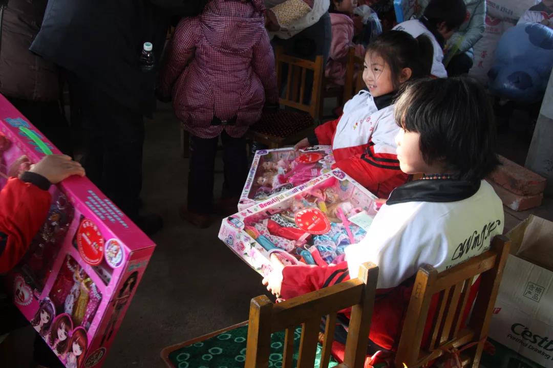 林鳳裝飾援助月亮小學(xué) 林鳳裝飾援助月亮小學(xué)