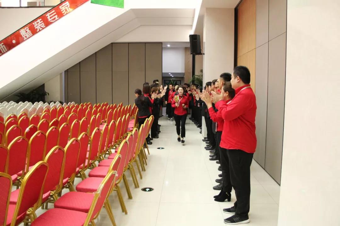 林鳳裝飾三月總結(jié)暨表彰大會(huì) 林鳳裝飾三月總結(jié)暨表彰大會(huì)