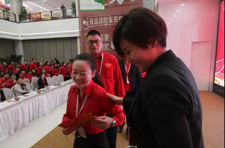 林鳳裝飾三月總結(jié)暨表彰大會(huì) 林鳳裝飾三月總結(jié)暨表彰大會(huì)