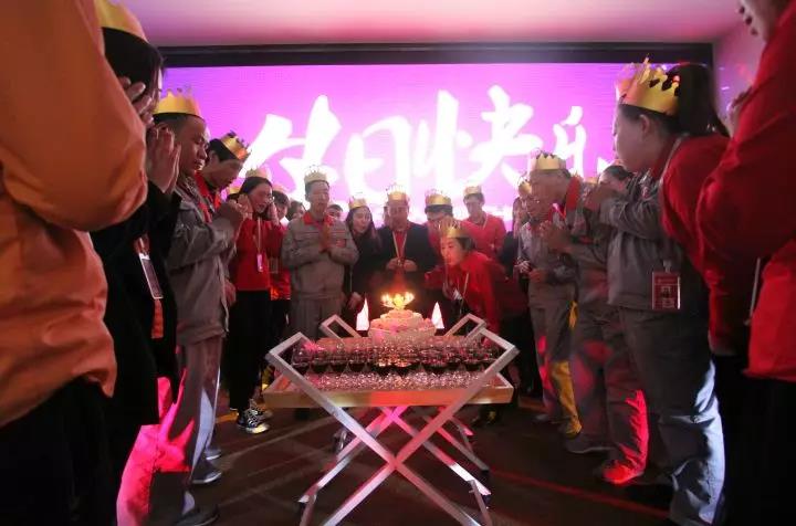 林鳳裝飾三月總結(jié)暨表彰大會(huì) 林鳳裝飾三月總結(jié)暨表彰大會(huì)