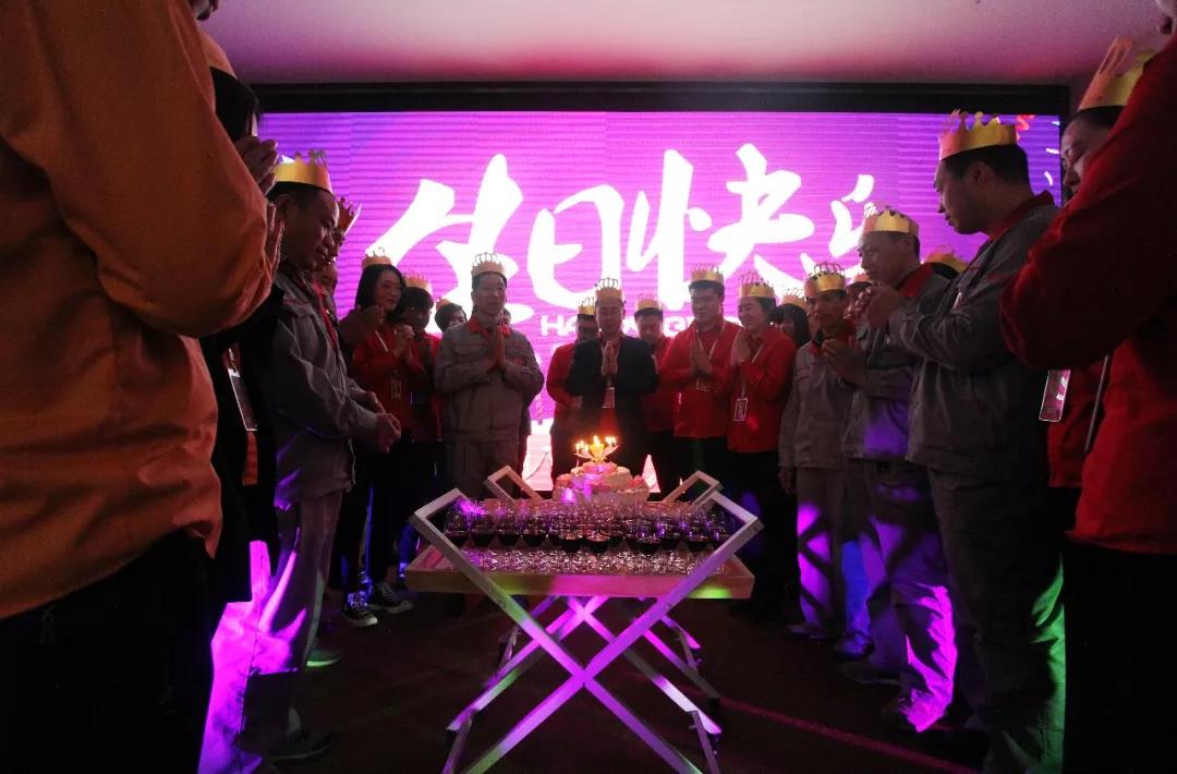 林鳳裝飾三月總結(jié)暨表彰大會(huì) 林鳳裝飾三月總結(jié)暨表彰大會(huì)