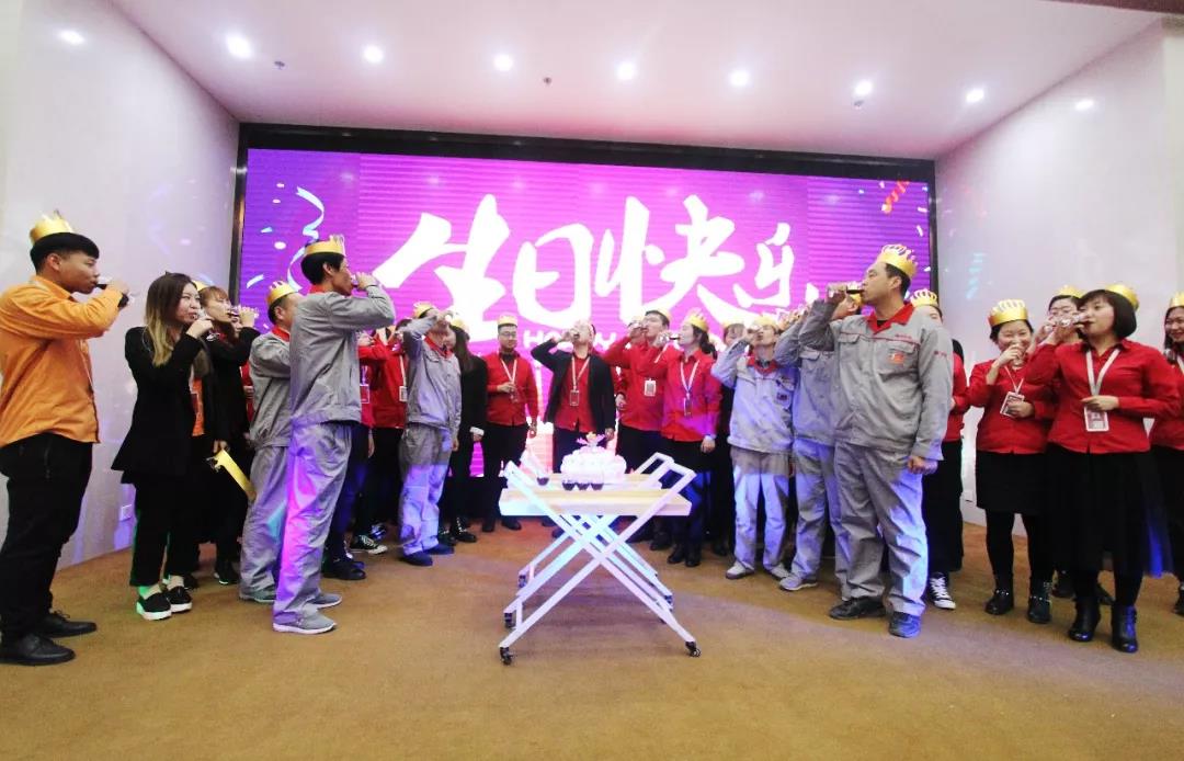 林鳳裝飾三月總結(jié)暨表彰大會(huì) 林鳳裝飾三月總結(jié)暨表彰大會(huì)