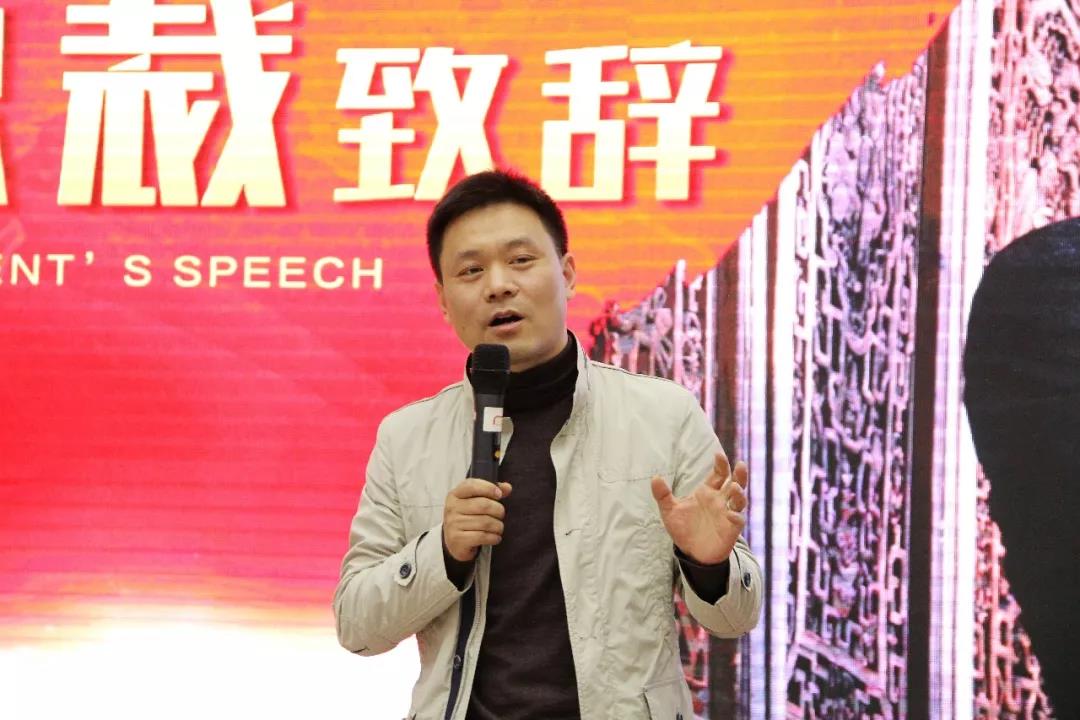 林鳳裝飾三月總結(jié)暨表彰大會(huì) 林鳳裝飾三月總結(jié)暨表彰大會(huì)