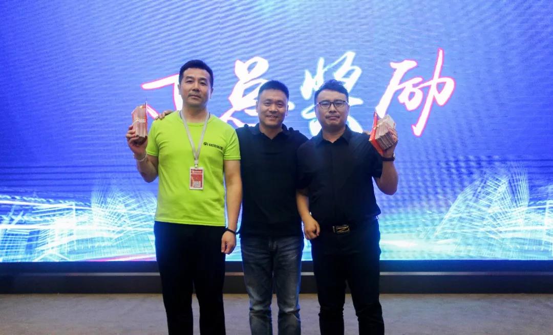 林鳳裝飾年終總結(jié)丁總獎勵 林鳳裝飾年終總結(jié)丁總獎勵