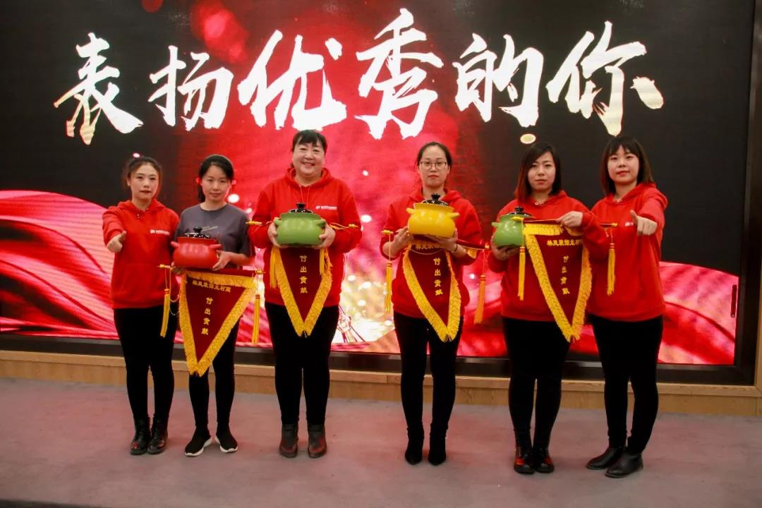 付出貢獻(xiàn)獎(jiǎng) 付出貢獻(xiàn)獎(jiǎng)