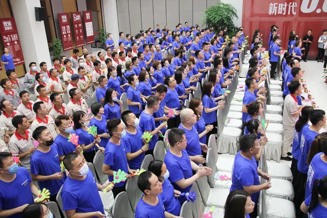 林鳳裝飾8月總結(jié)暨表彰大會(huì) 林鳳裝飾8月總結(jié)暨表彰大會(huì)